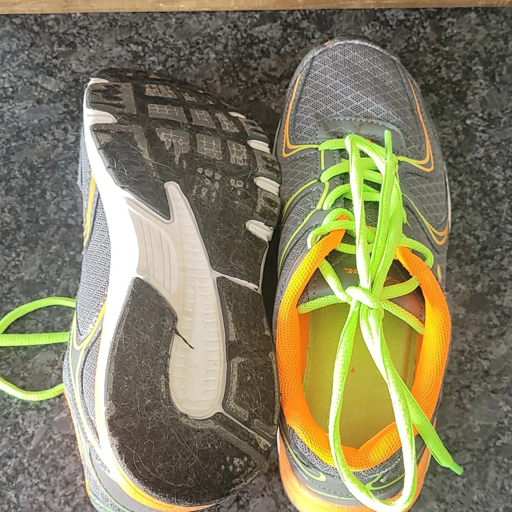 L.A. Gear Girls Athletic Sneakers with Neon Colored Accents - Size 4.5